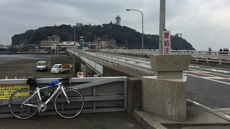 江ノ島大橋を渡って島に