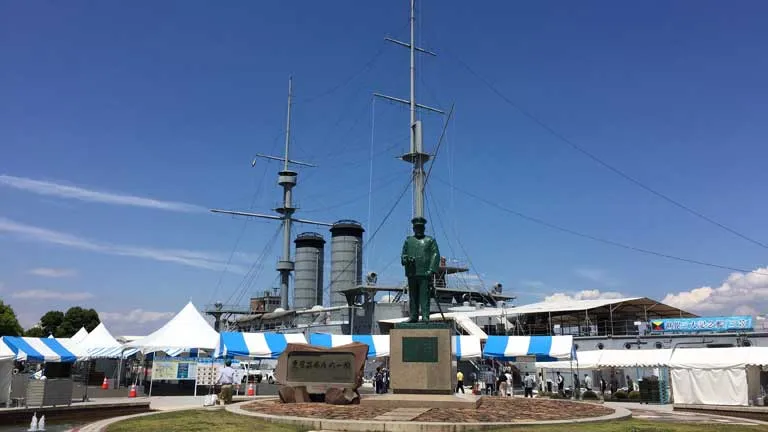 戦艦三笠と東郷平八郎像