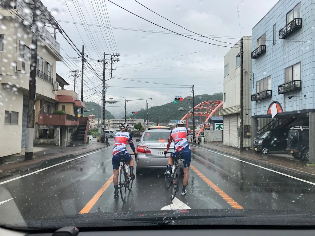 修禅寺の町を走るイギリスの選手