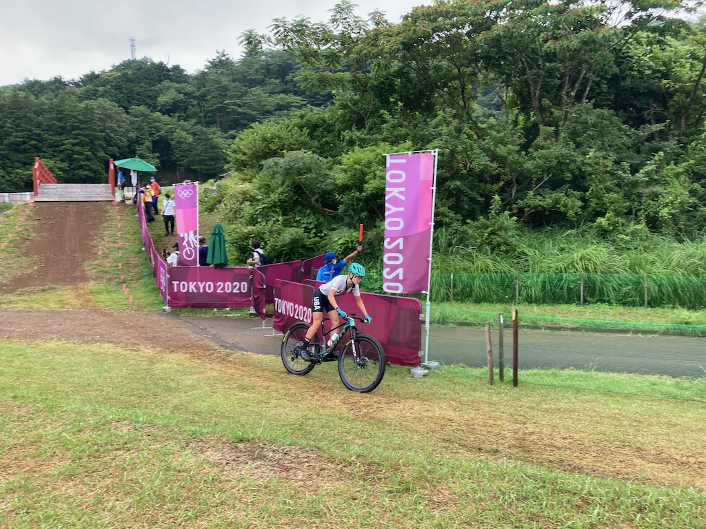 試走中のケイト・コートニー選手