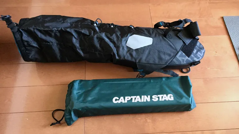 大型サドルバッグにテーブル