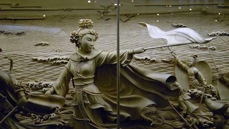 雷峰塔のレリーフ